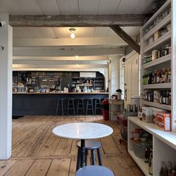 Quinnie's - Interior