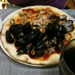 Pizzeria Levante 56 - Pizza ai frutti di mare... Che scompare sotto cozze e vongole!