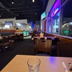 Boston Pizza - Dining room