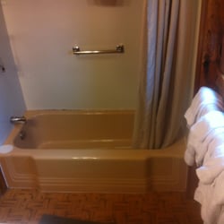 Corral Motel - Another shot of the bathroom - tub/shower