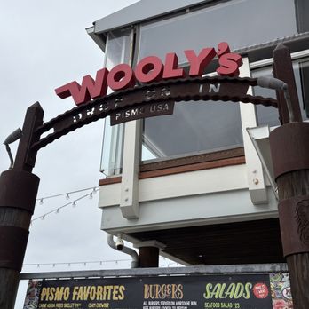 Wooly's - Front entrance to patio - Seafood Near Me - Pismo Beach, California