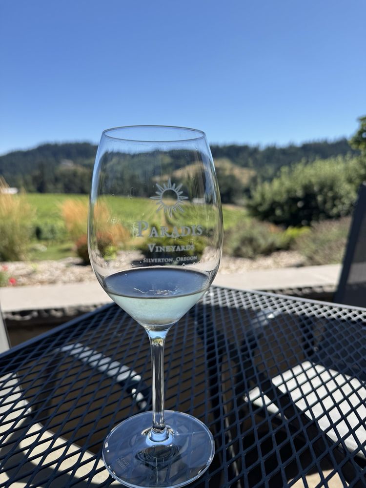 Paradis Vineyards Logo
