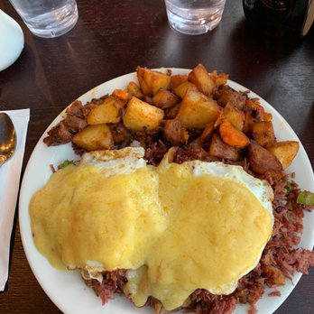 Toast - Portions so huge it's overflowing corn beef hash - Breakfast & Brunch Near Me - Bay Shore, New York Toast - Portions so huge it's overflowing corn beef hash - Breakfast & Brunch Near Me - Bay Shore, New York