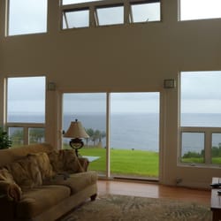 Umauma Seaside Estate Oceanfront Retreat - ..living room on the 1st floor with oceanview.