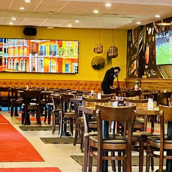 Noches De Colombia - Dining room before it's totally full an hour later. Yes, they mop the floors - Spanish Near Me - Newburgh, New York