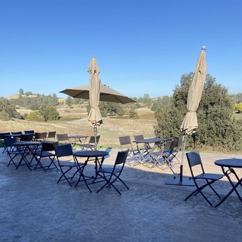 Sera Fina Cellars - Patio seating - Wineries Near Me - Plymouth, California