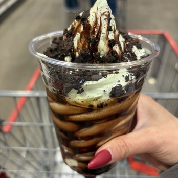 Costco - Mint sundae w/ chocolate syrup & cookies - Wholesale Stores Near Me - Chandler, Arizona Costco - Mint sundae w/ chocolate syrup & cookies - Wholesale Stores Near Me - Chandler, Arizona