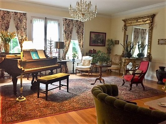 Whistler's Inn by null