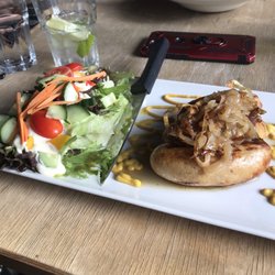La Chambre Microbrasserie - Saucisses avec salade et oignons caramélisés