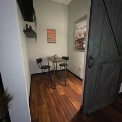 Edona's Wine Not - 1st date room