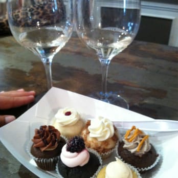 Stagecoach Company Wine Tours - Cupcake and wine pairing - Wine Tours Near Me Stagecoach Company Wine Tours - Cupcake and wine pairing - Wine Tours Near Me
