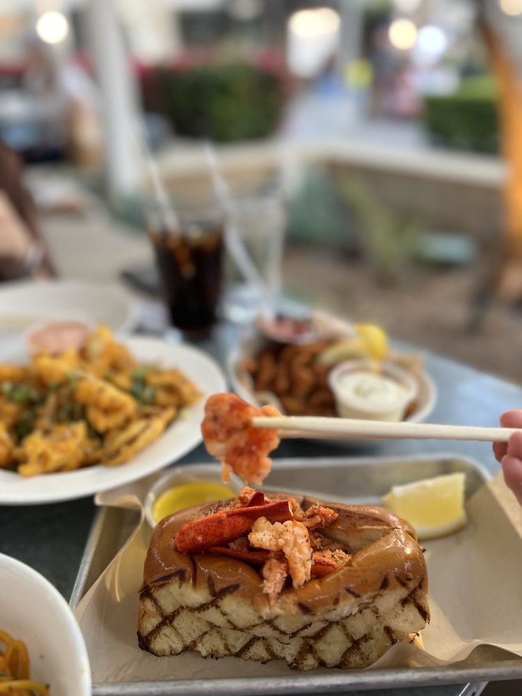 EMC Seafood & Raw Bar - Woodland Hills