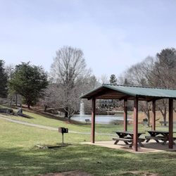 Lake Louise Park - Picnic area
