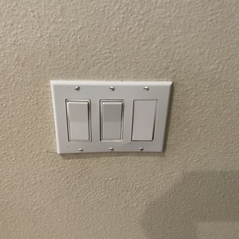 Collins Electric - Right side switch is incorrectly placed. - Electricians Near Me Collins Electric - Right side switch is incorrectly placed. - Electricians Near Me
