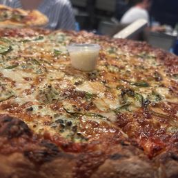 Cheese pizza with green bell pepper and ricotta