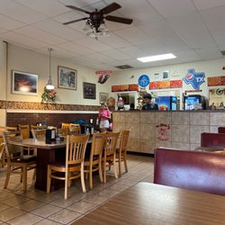 Milano's Pizza - Dining area