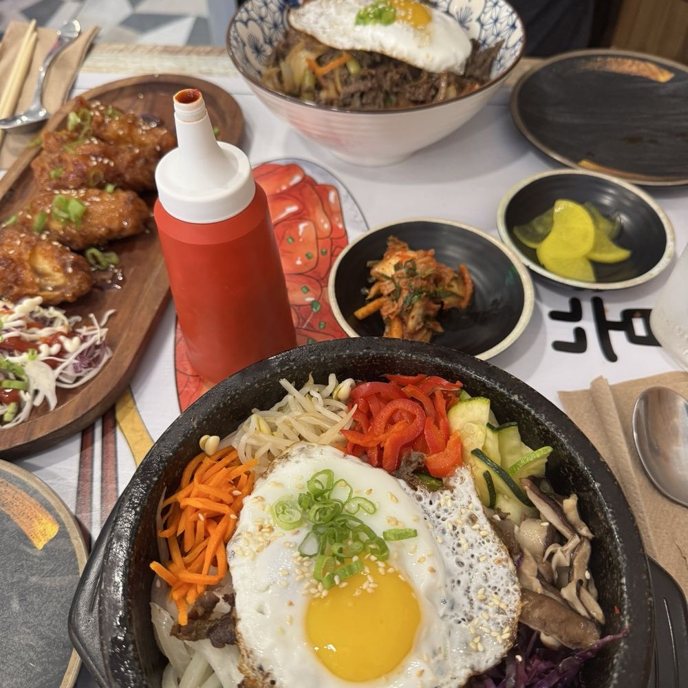 Bulgogi bibimbap, fried chicken, beef rice bowl! Bulgogi bibimbap, fried chicken, beef rice bowl!