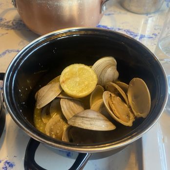 Mussel Beach Restaurant - Steaming Pot of Middle Neck Clams - Seafood Near Me - Delray Beach, Florida Mussel Beach Restaurant - Steaming Pot of Middle Neck Clams - Seafood Near Me - Delray Beach, Florida