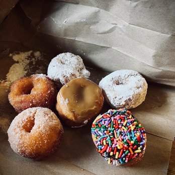 Daily Dozen Doughnut - Bakeries Near Me - Seattle, Washington
