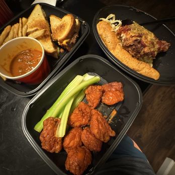 Applebee's Grill + Bar - buffalo Classic Bone-In Wings Chicken Parmesan Fettuccine Grilled Cheese Cheeseburger - American Near Me - San Diego, California