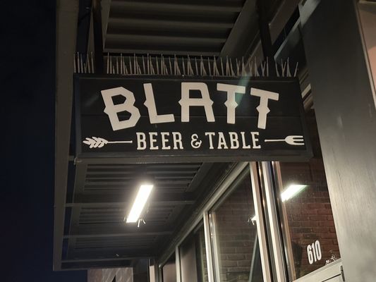 Blatt Beer & Table by null