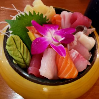 Kamehachi - Chirashi (Pre-pandemic picture) - Sushi Bars Near Me - Northbrook, Illinois