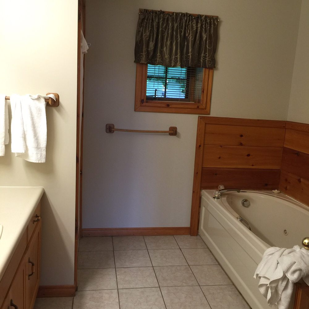 Calabogie Lodge - Huge master bathroom. - Resorts Near Me - Calabogie, Ontario