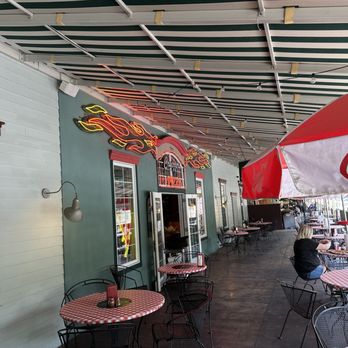 Cruizzers - Outdoors patio seating - Pizza Near Me - Keystone, South Dakota