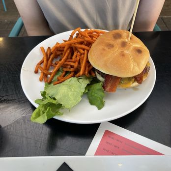 Burger Burger - Burger - Burgers Near Me - Fredericksburg, Texas