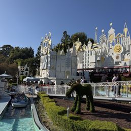 Entrance to it's a small world Entrance to it's a small world