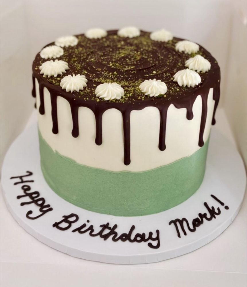 Cakes & Bakes By Linds Logo