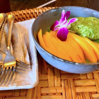 Nok’s Kitchen - Pandan Sticky Rice w/Mango Slices - Laotian Near Me - Westminster, California Nok’s Kitchen - Pandan Sticky Rice w/Mango Slices - Laotian Near Me - Westminster, California