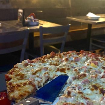 Vero Chicago Pizza - Thin crust Canadian bacon and pineapple - Pizza Near Me - San Tan Valley, Arizona Vero Chicago Pizza - Thin crust Canadian bacon and pineapple - Pizza Near Me - San Tan Valley, Arizona