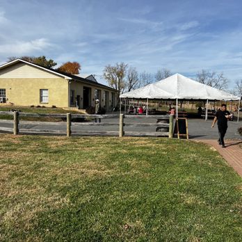 Quattro Goomba's Winery - Wineries Near Me - Aldie, Virginia