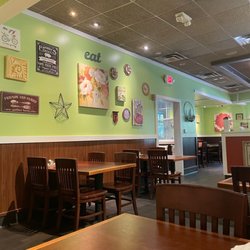 Red Rooster Cafe - Don't let the photo fool ya! This place is packed!