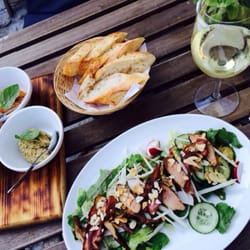 MITMI restobar - Duck salad, dips and wine