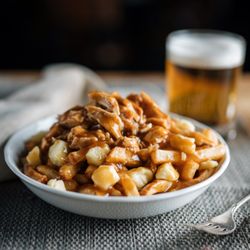 Taverne 1909 signé St-Hubert - Poutine au poulet