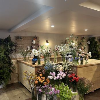 Hardware Coffee - Flower shop in the back. - Cafes Near Me - San Francisco, California