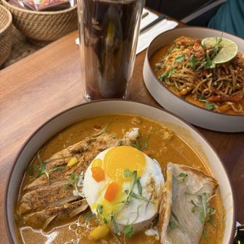 Escape 360 - Green Curry, Spicy Shrimp, Strawberry Mocha Latte - Cafes Near Me - McKinney, Texas