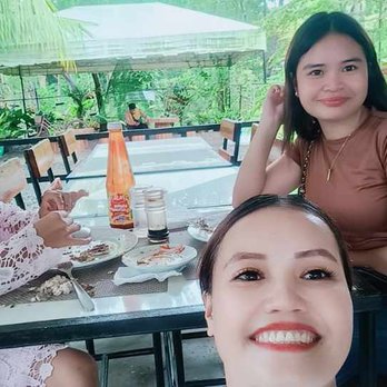 Greenfields Tourist Inn - Lunch by the pool - Hotels Near Me - Panglao, BOH