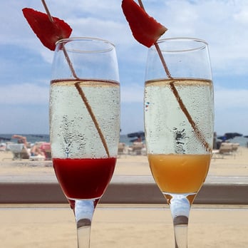 Vai Moana - Bellini (melocotón y cava) y un Rosini (fresa y cava) - Mediterranean Near Me - Barcelona, B
