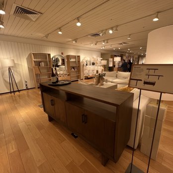 Crate & Barrel - Furniture Stores Near Me - Manhasset, New York