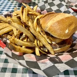 Vinny’s Bar and Grill - Smokehouse burger