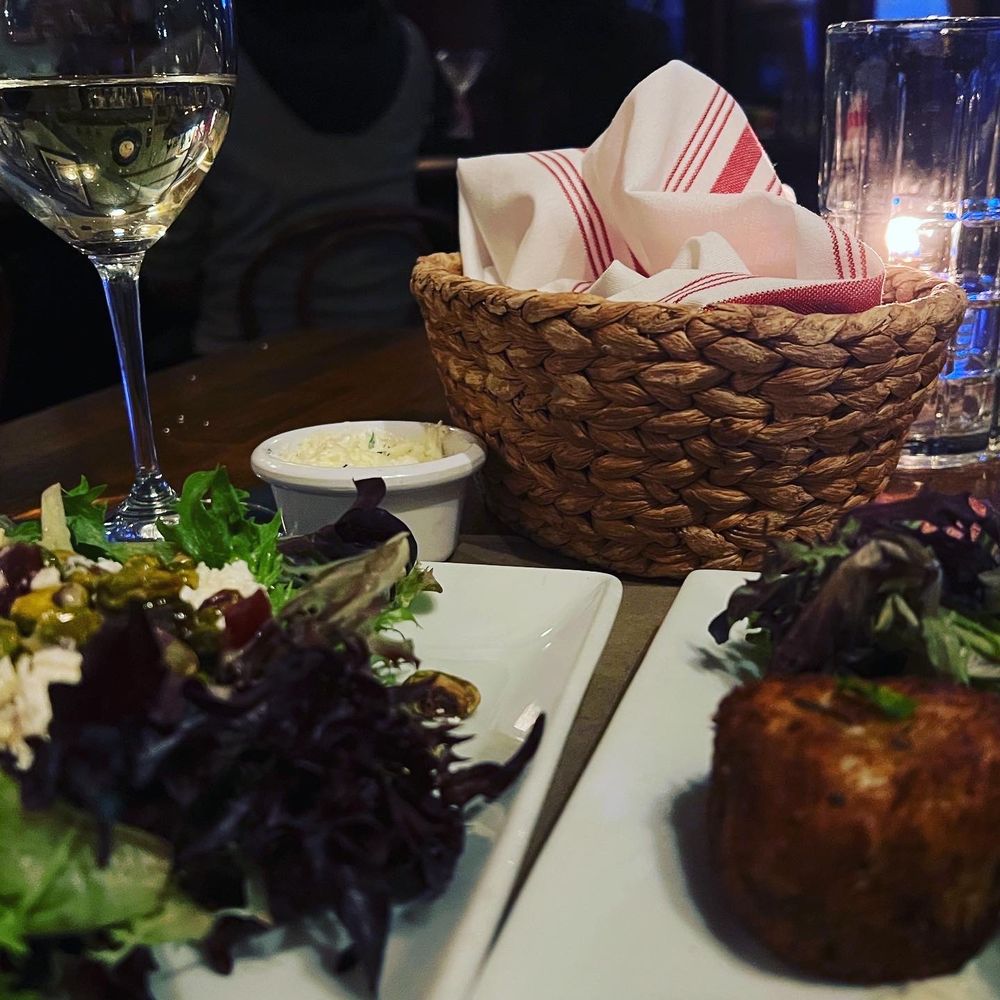 Circa 1875 - Beet salad & crab cakes - Pubs Near Me - Savannah, Georgia
