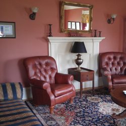 DesBarres Manor Inn - Common area sitting room