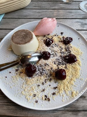 Photo of Gutsausschank Baiken - Eltville, HE, DE. Pannacotta mit Kirschen