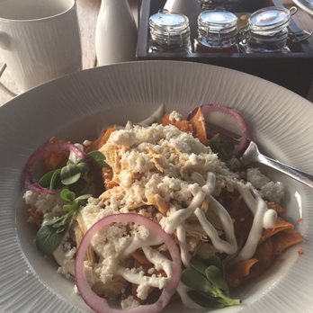 Hotel Zocalo Central - Courtesy breakfast for guests ... chilaquilles rojos con pollo - Hotels Near Me - México, D.F., DIF