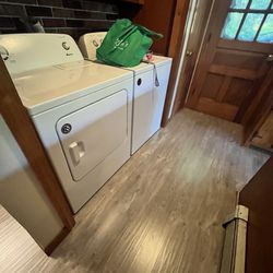 Floors & Kitchens Today - New flooring even under the appliances!!