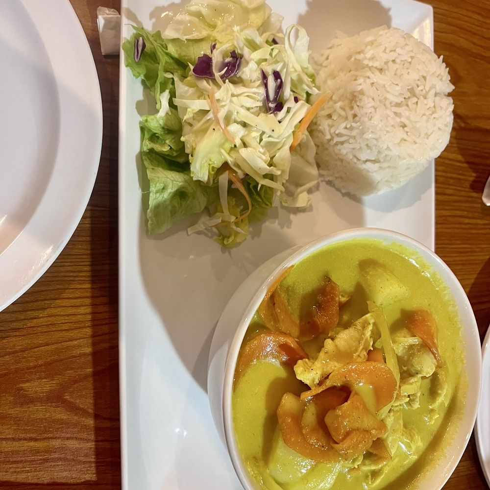 Pikul Thai Bistro - Yellow Curry - Thai Near Me - Fairfield, California Pikul Thai Bistro - Yellow Curry - Thai Near Me - Fairfield, California