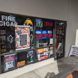 iSmoke Cigars & Vape - Front facade of store